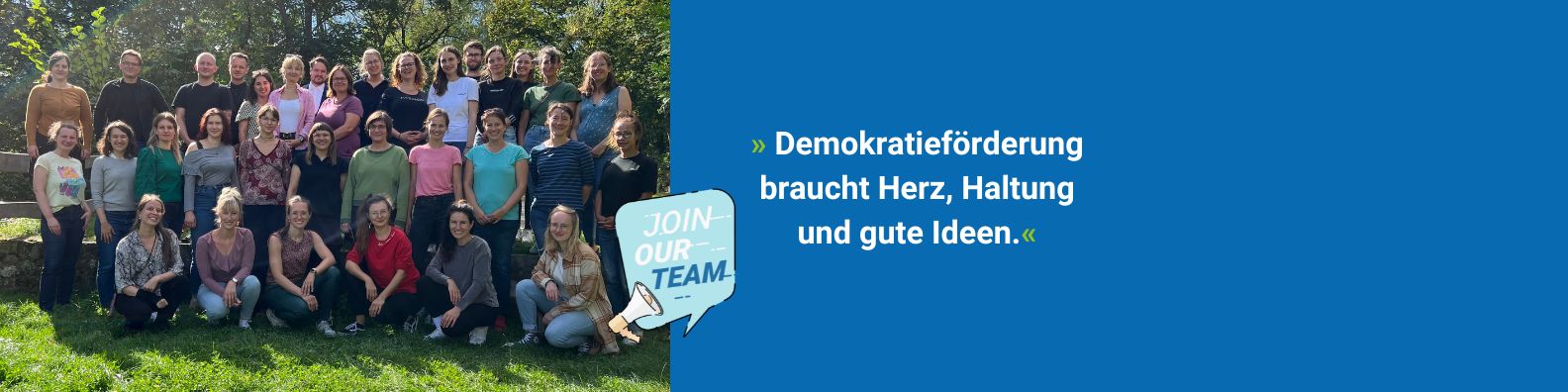 KI generiert: Das Bild zeigt eine Gruppe von Menschen, die draußen auf einem Rasen stehen und posieren. Im rechten Teil des Bildes steht ein Text auf Deutsch: "Demokratieförderung braucht Herz, Haltung und gute Ideen." sowie ein Aufruf "JOIN OUR TEAM" mit einem Megafon-Symbol.