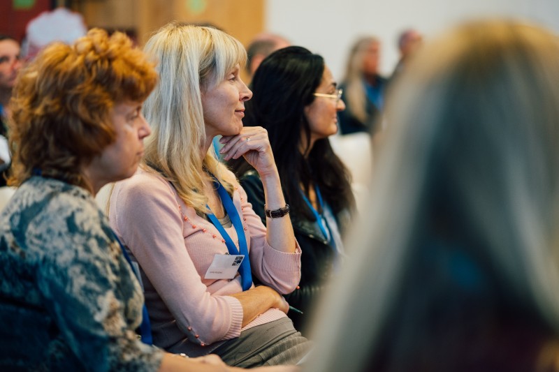 KI generiert: Das Bild zeigt eine Gruppe von Personen, die in einer Versammlung oder einem Seminar sitzen und aufmerksam zuhören. Der Hauptinhalt des Bildes ist die Darstellung einer konzentrierten Zuhörerschaft in einer öffentlichen Veranstaltung.