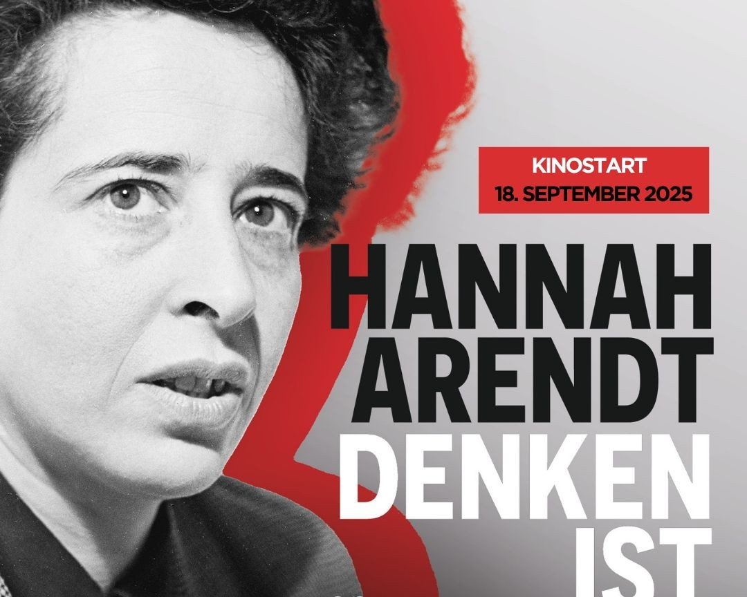 KI generiert: Das Bild zeigt eine schwarz-weiße Nahaufnahme von Hannah Arendt mit einem Text, der ihren Namen und den Titel "DENKEN IST" enthält. Im oberen rechten Bereich steht "KINOSTART 18. SEPTEMBER 2025".