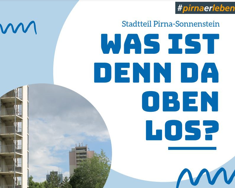KI generiert: Das Bild zeigt eine Stadtlandschaft mit einem hohen Wohngebäude auf der linken Seite, umgeben von Bäumen und anderen Gebäuden im Hintergrund. Im Vordergrund dominieren abstrakte blaue Pinselstriche und Formen.