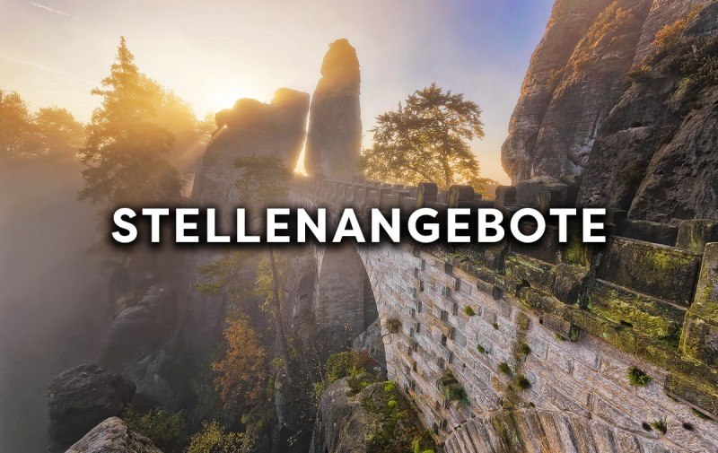 KI generiert: Das Bild zeigt eine atemberaubende Landschaft mit einer steinernen Brücke, die zwischen hohen Felsformationen in einem Waldgebiet verläuft. Der Hauptinhalt des Bildes sind die Felsformationen und die Brücke, die als "Stellenangebote" beschriftet ist.