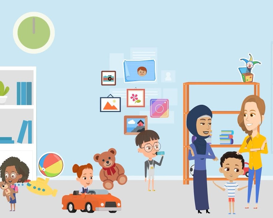 KI generiert: Das Bild zeigt eine bunte, kindgerechte Szene mit mehreren Kindern und Erwachsenen in einem Raum, der mit Spielzeug, Büchern und Dekorationen gefüllt ist. Der Hauptinhalt ist eine fröhliche, familiäre Atmosphäre, in der Kinder spielen und Erwachsene sich unterhalten.