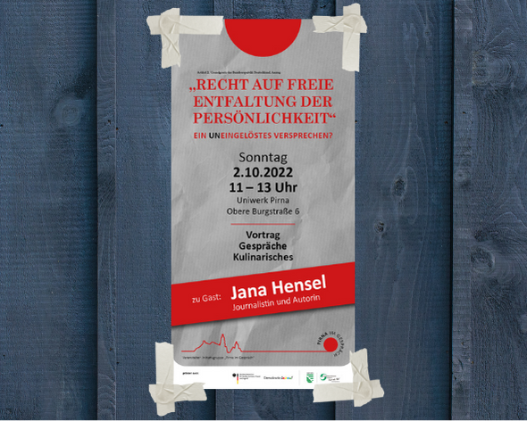 KI generiert: Das Bild zeigt ein Plakat, das an einer Holzwand befestigt ist. Der Hauptinhalt des Plakats ist eine Ankündigung für einen Vortrag mit dem Titel "Recht auf freie Entfaltung der Persönlichkeit – ein uneingelöstes Versprechen?" mit Jana Hensel als Gast am 2. Oktober 2022 an der Uniwerk Pirna.
