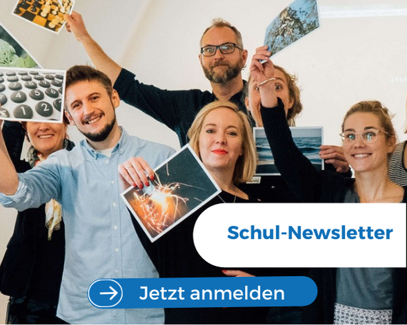 KI generiert: Das Bild zeigt eine Gruppe von Menschen, die gemeinsam in einem Raum stehen und freudig Fotos in die Höhe halten. Der Hauptinhalt des Bildes ist eine fröhliche und gesellige Atmosphäre, in der die Gruppe ihre Fotos teilt und präsentiert.