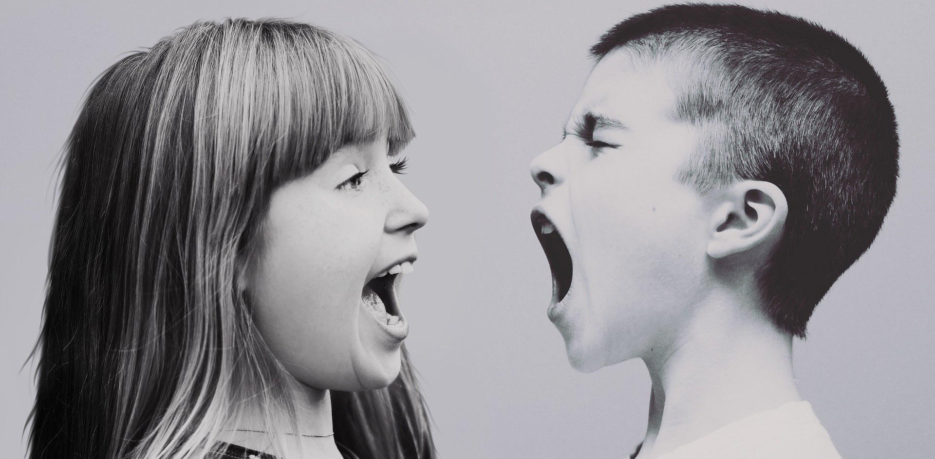 KI generiert: Das Bild zeigt zwei Kinder, die sich gegenüberstehen und sich gegenseitig anschreien. Der Hauptinhalt des Bildes ist ein Streit oder eine Auseinandersetzung zwischen den beiden Kindern.