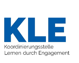 KI generiert: Das Bild zeigt das Logo der "Koordinierungsstelle Lernen durch Engagement" (KLE), das aus einem farbenfrohen, abstrakten Symbol und dem Text "KLE Koordinierungsstelle Lernen durch Engagement" besteht. Der Hauptinhalt des Bildes ist das Logo der Organisation.