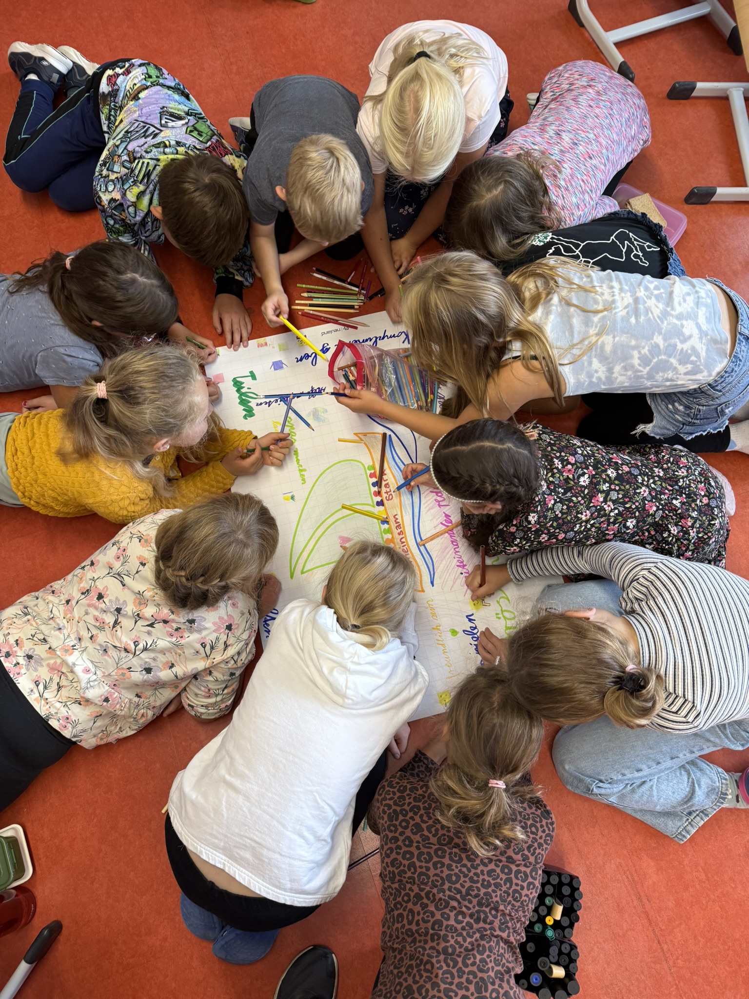 KI generiert: Das Bild zeigt eine Gruppe von Kindern, die auf dem Boden sitzen und gemeinsam an einem großen Blatt Papier malen oder zeichnen. Der Hauptinhalt des Bildes ist die kreative Zusammenarbeit und Interaktion der Kinder bei einer künstlerischen Aktivität.