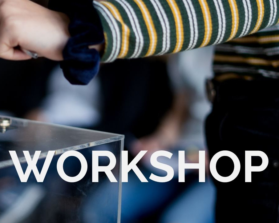 KI generiert: Das Bild zeigt eine transparente Wahlurne mit einem Wahlzettel, der gerade eingeworfen wird, und im Hintergrund sind unscharf Personen zu erkennen. Der Hauptinhalt des Bildes ist die Ankündigung eines Online-Workshops am 10.12.2021 über Zoom.