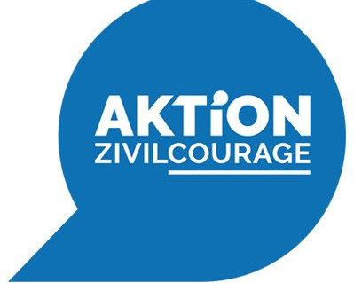 KI generiert: Das Bild zeigt ein blaues Sprechblasen-Logo mit der Aufschrift "AKTION ZIVILCOURAGE" in weißer Schrift. Der Hauptinhalt des Bildes ist die Förderung von Zivilcourage.