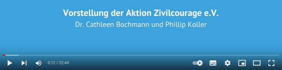 KI generiert: Das Bild zeigt einen Screenshot eines Videos mit dem Titel "Vorstellung der Aktion Zivilcourage e.V." von Dr. Cathleen Bochmann und Phillip Koller. Der Hauptinhalt des Bildes ist die Anzeige des Videotitels und der Namen der Vortragenden auf einem blauen Hintergrund mit einer Videosteuerungsleiste am unteren Rand.