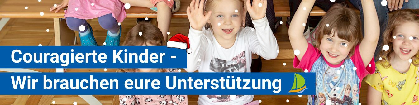 KI generiert: Das Bild zeigt eine Gruppe fröhlicher Kinder, die auf einer Holzbank sitzen und ihre Hände in die Luft strecken. Der Hauptinhalt des Bildes ist die Darstellung von mutigen Kindern, die Unterstützung benötigen, wie der Text "Couragierte Kinder - Wir brauchen eure Unterstützung" andeutet.