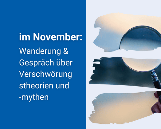 KI generiert: Das Bild zeigt eine Ankündigung für eine Wanderung und einen Themenabend über Verschworungstheorien und -mythen am 13. November. Im Hintergrund ist eine Hauswand mit einer Ansammlung von Holzstühlen und einem Gemälde zu sehen.