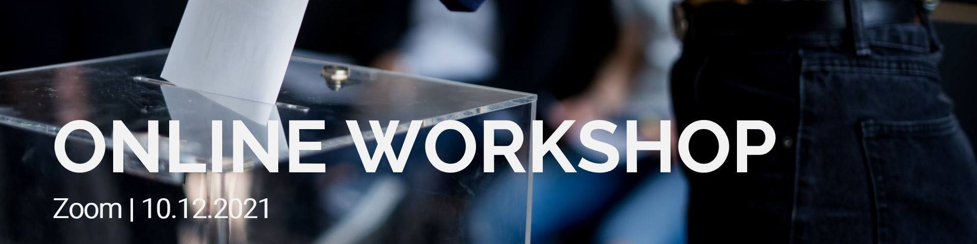 KI generiert: Das Bild zeigt eine transparente Wahlurne mit einem Wahlzettel, der gerade eingeworfen wird, und im Hintergrund sind unscharf Personen zu erkennen. Der Hauptinhalt des Bildes ist die Ankündigung eines Online-Workshops am 10.12.2021 über Zoom.