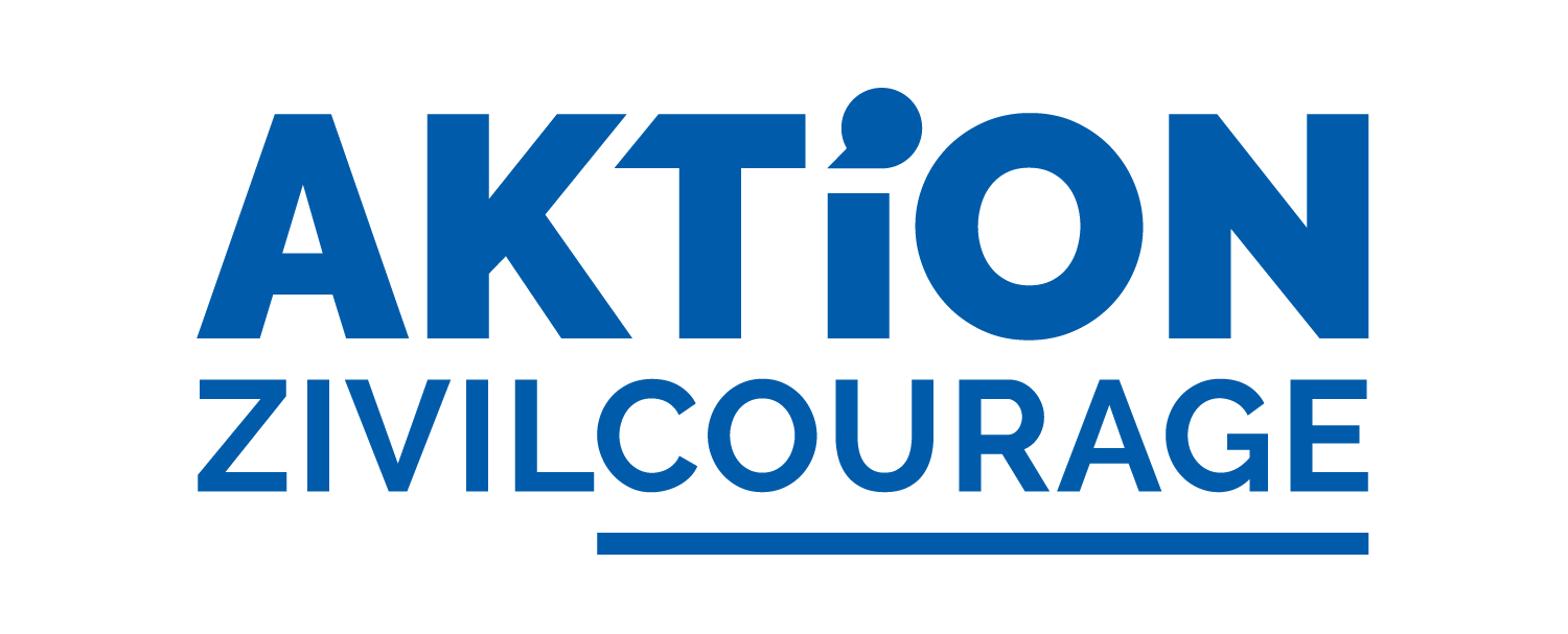 KI generiert: Das Bild zeigt das Logo von "Aktion Zivilcourage", wobei der Text in blau und fett gedruckt ist. Der Hauptinhalt des Bildes ist der Name der Organisation, der für zivilen Mut und Engagement steht.