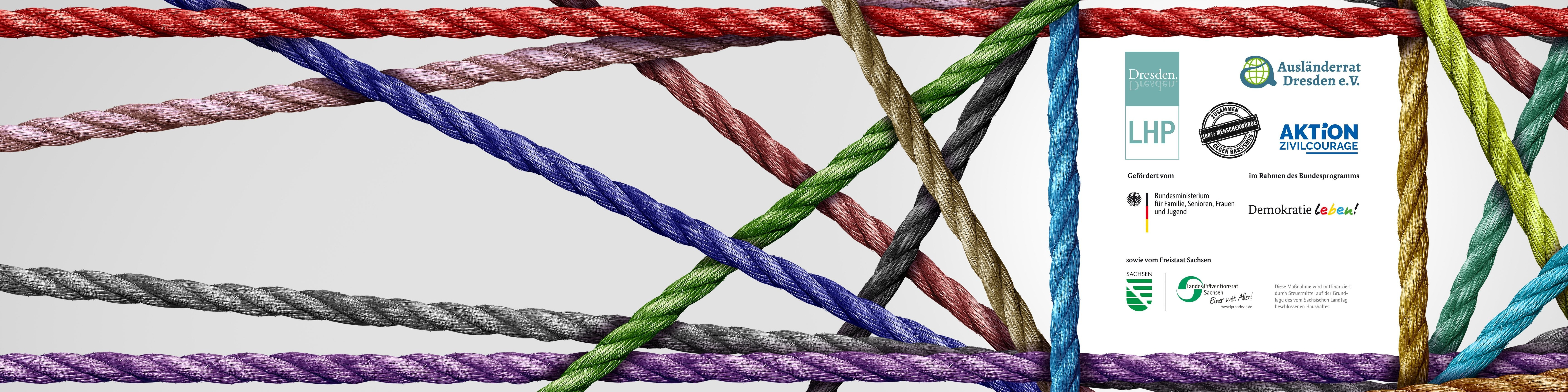 KI generiert: Das Bild zeigt eine Ansammlung bunter, geflochtener Seile in verschiedenen Farben, die sich überkreuzen und nebeneinander liegen. Im rechten Teil des Bildes sind mehrere Logos und Symbole von verschiedenen Organisationen und Initiativen zu sehen.