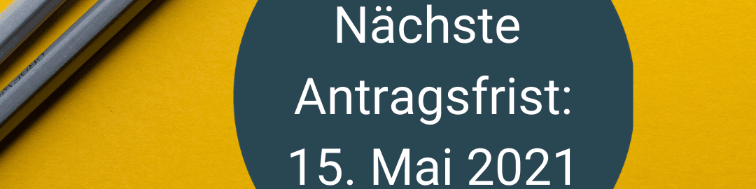 KI generiert: Das Bild zeigt einen Ausschnitt mit einem Stift auf gelbem Hintergrund und einem blauen Kreis, in dem der Text "Nächste Antragsfrist: 15. Mai 2021" steht. Der Hauptinhalt des Bildes ist die Ankündigung der nächsten Antragsfrist am 15. Mai 2021.
