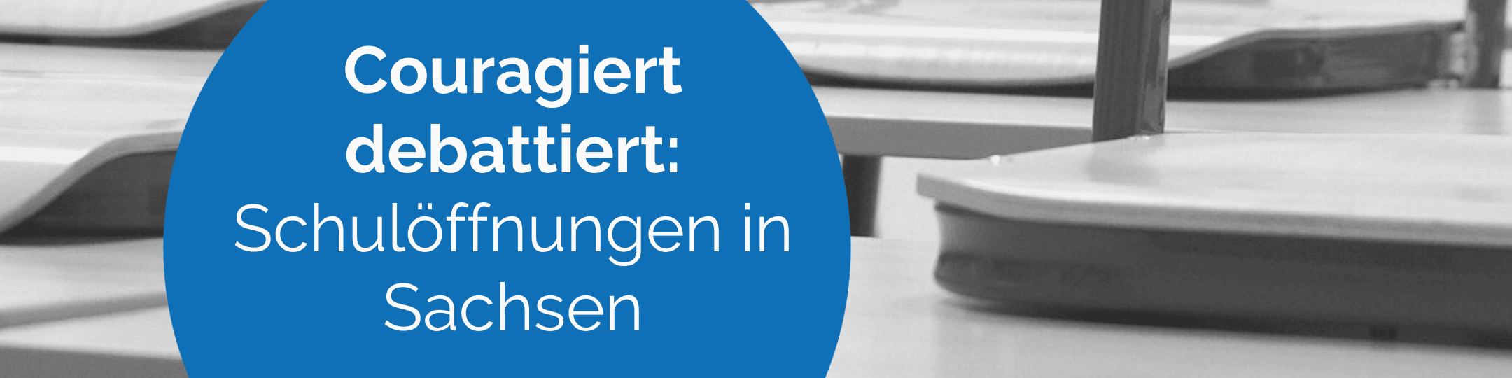 KI generiert: Das Bild zeigt einen Ausschnitt eines Klassenzimmers mit leeren Tischen und Stühlen. Im Vordergrund ist ein blauer Kreis mit weißer Schrift, die den Text "Couragiert debattiert: Schulöffnungen in Sachsen" enthält.