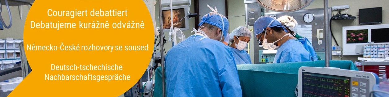 KI generiert: Das Bild zeigt ein medizinisches Team, das sich in einem Operationssaal auf eine Operation vorbereitet. Im Vordergrund sind Ärzte und Pflegekräfte in OP-Kleidung zu sehen, während im Hintergrund medizinische Geräte und ein Patient auf dem OP-Tisch liegen.