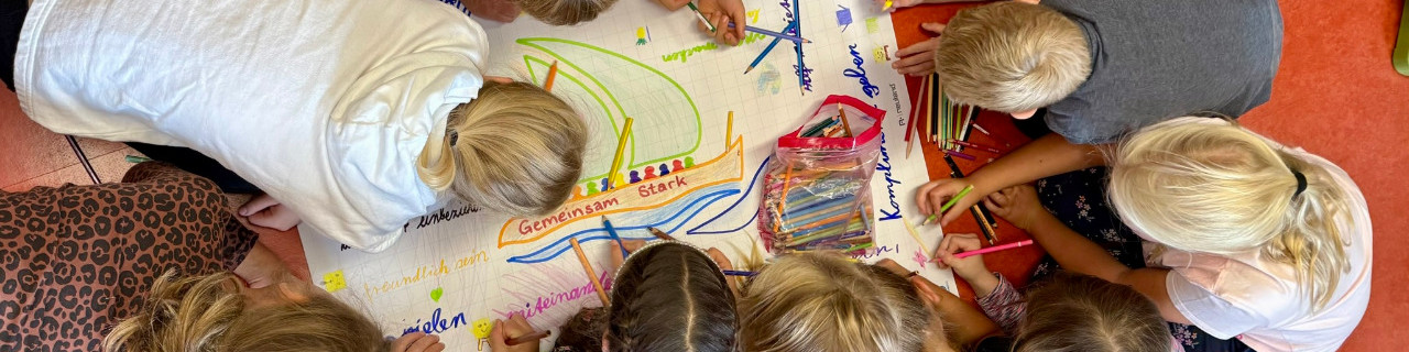 KI generiert: Das Bild zeigt eine Gruppe von Kindern, die gemeinsam auf einem großen Blatt Papier malen und zeichnen. Der Hauptinhalt des Bildes ist die kreative Zusammenarbeit und das gemeinsame Gestalten der Kinder.
