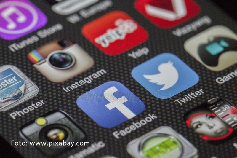 KI generiert: Das Bild zeigt eine Nahaufnahme eines Smartphone-Bildschirms mit verschiedenen App-Symbolen, darunter Facebook, Twitter, Instagram, Yelp und weitere. Der Hauptinhalt des Bildes sind die Symbole sozialer Medien und anderer Anwendungen.