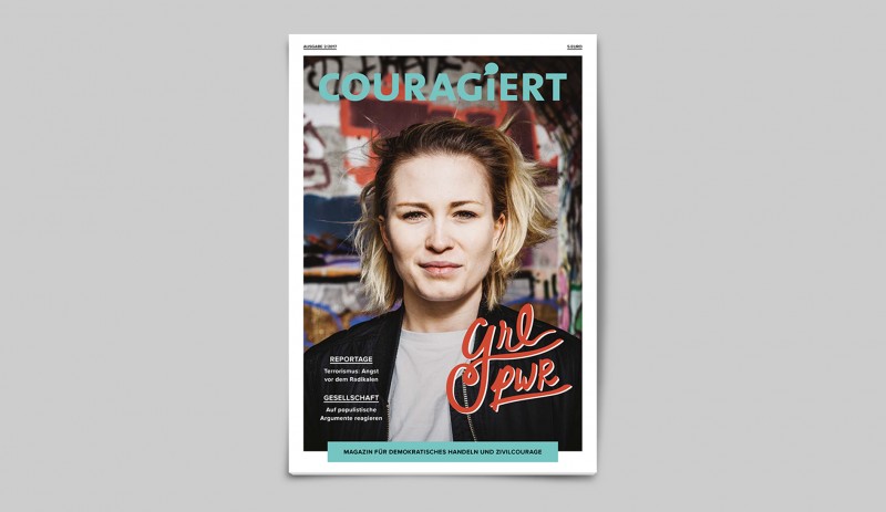 KI generiert: Das Bild zeigt das Cover einer Ausgabe des Magazins "Couragiert". Im Vordergrund steht eine Frau vor einer bunten Graffiti-Wand, und der Titel des Magazins sowie einige Überschriften sind auf dem Cover zu sehen.