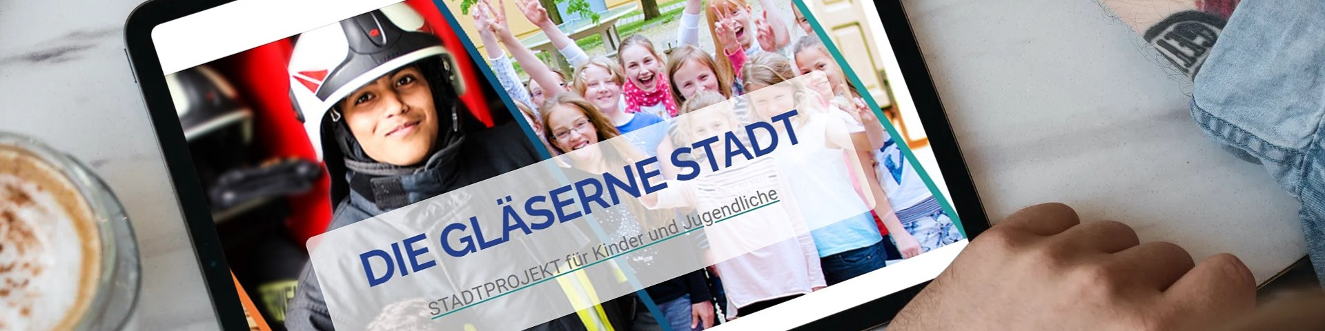 KI generiert: Das Bild zeigt eine Person, die ein Tablet hält, auf dem ein Projekt mit dem Titel "DIE GLÄSERNE STADT" für Kinder und Jugendliche angezeigt wird. Im Hintergrund sind Bilder von Kindern und einem Motorradfahrer zu sehen.