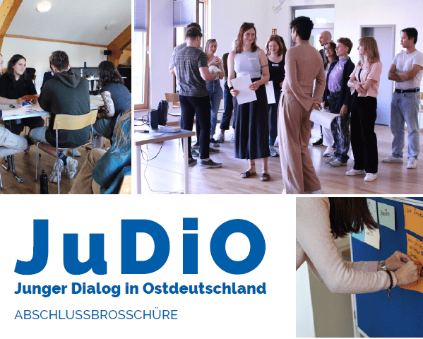 KI generiert: Das Bild zeigt eine Broschüre mit dem Titel "JuDiO - Junger Dialog in Ostdeutschland" auf einem Schreibtisch vor einem Computerbildschirm. Im Hintergrund sind Fotos von Menschen in Gesprächen und einer Person, die eine Präsentation hält, zu sehen.