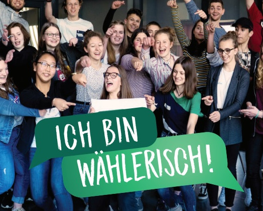 KI generiert: Das Bild zeigt eine Person, die ein weißes Blatt Papier mit der Aufschrift "Zeiß Courage!" und bunten Kreisen im Hintergrund hält. Der Hauptinhalt des Bildes ist die ermutigende Botschaft auf dem Blatt Papier.