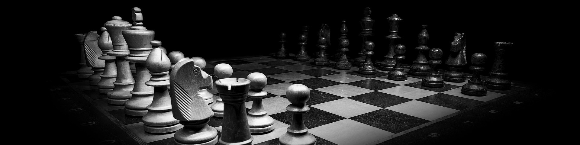 KI generiert: Das Bild zeigt ein Schachbrett mit aufgestellten Schachfiguren, die sich in einer Spielposition befinden. Der Hauptinhalt des Bildes ist das Schachspiel, das durch die Anordnung der Figuren auf dem Brett dargestellt wird.