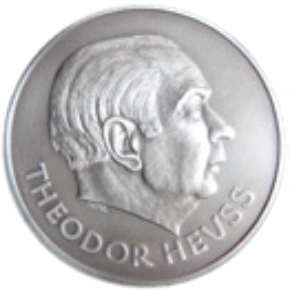 KI generiert: Das Bild zeigt eine silberne Medaille mit dem Profil eines Mannes und der Inschrift "THEODOR HEUSS". Der Hauptinhalt ist die Darstellung von Theodor Heuss, dem ersten Bundespräsidenten der Bundesrepublik Deutschland.