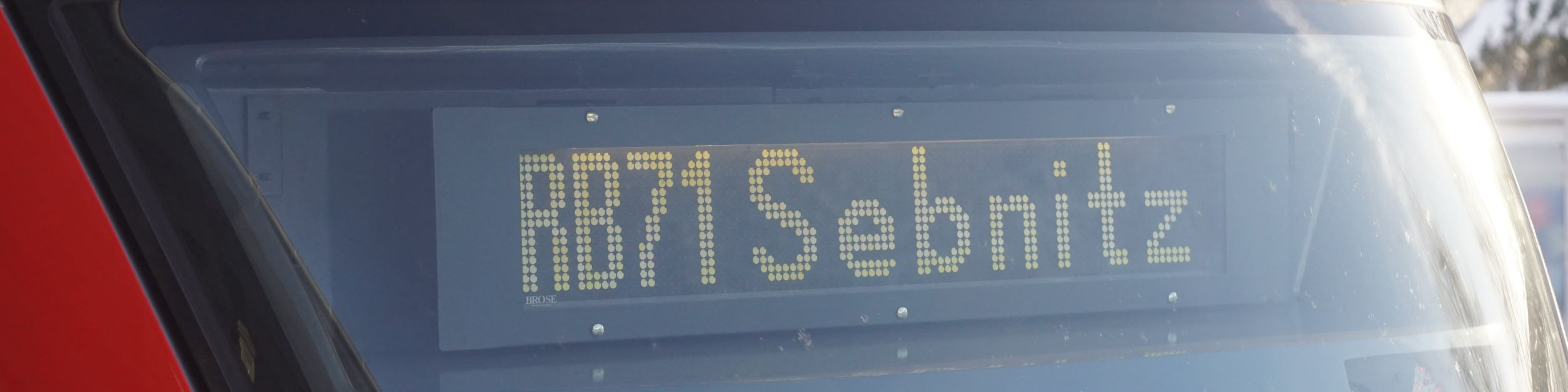KI generiert: Das Bild zeigt die digitale Anzeige eines öffentlichen Verkehrsmittels, auf der die Linie "RB71" und das Ziel "Sebnitz" angezeigt werden. Der Hauptinhalt des Bildes ist die Anzeige der Zugverbindung.