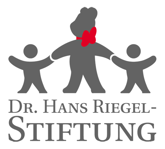 KI generiert: Das Bild zeigt das Logo der Dr. Hans Riegel-Stiftung, das drei stilisierte Figuren darstellt, wobei die mittlere Figur größer ist und ein rotes Band um den Hals trägt. Der Name der Stiftung steht darunter in grauer Schrift.