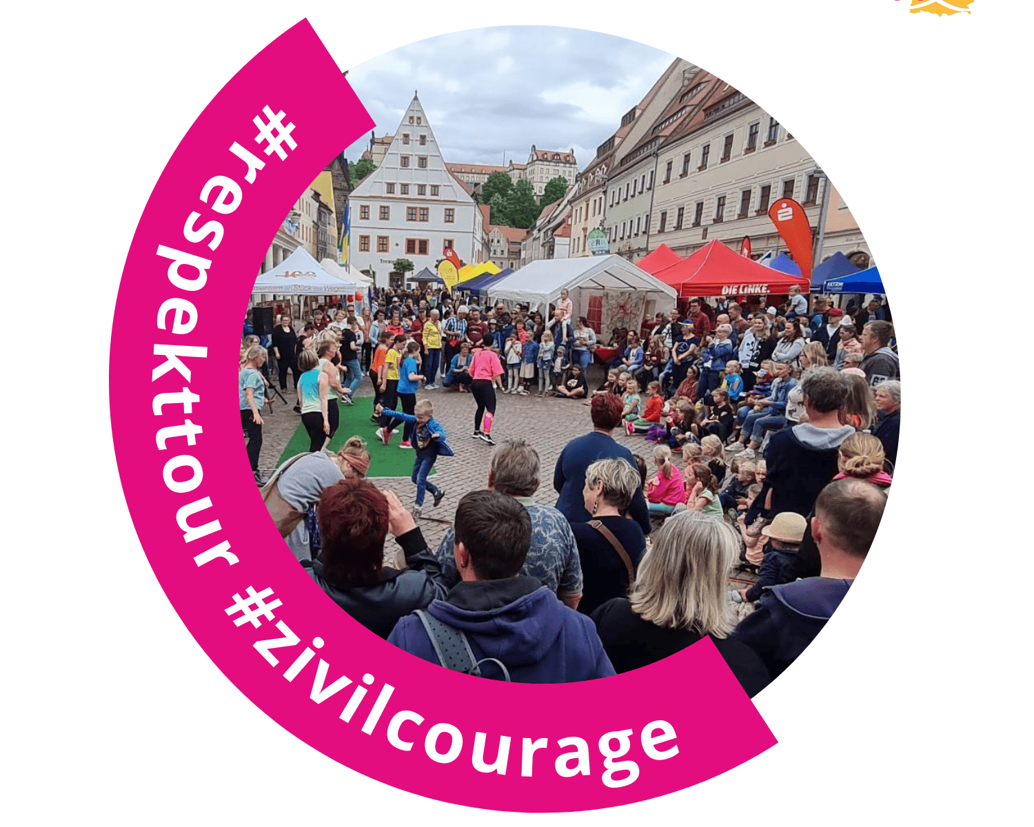 KI generiert: Das Bild zeigt eine belebte Straßenveranstaltung mit vielen Menschen, die eine Performance auf einer kleinen Bühne beobachten. Im Vordergrund ist ein pinkfarbener Kreis mit den Hashtags #respektour und #zivilcourage zu sehen.