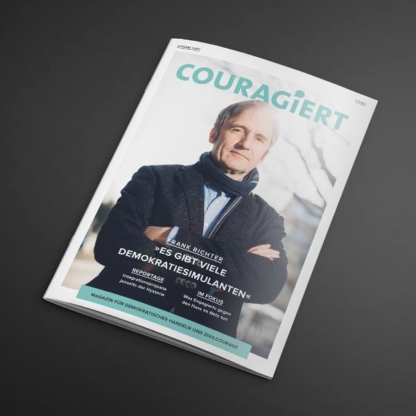 KI generiert: Das Bild zeigt das Cover einer Ausgabe des Magazins "Couragiert" mit dem Titelthema "Es gibt viele Demokratiesimulanten". Im Fokus steht ein Porträt von Frank Richter, begleitet von einer Reportage und einem Interview.