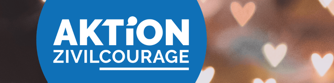 KI generiert: Das Bild zeigt ein Logo mit der Aufschrift "AKTION ZIVILCOURAGE" auf einem blauen Hintergrund. Im Hintergrund sind unscharf bunte Lichter und Herzformen zu erkennen.