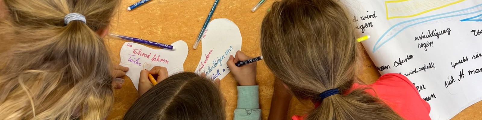 KI generiert: Das Bild zeigt drei Kinder, die auf dem Boden sitzen und auf Papier schreiben oder zeichnen. Der Hauptinhalt des Bildes ist eine kreative Gruppenaktivität, bei der die Kinder gemeinsam an ihren Projekten arbeiten.