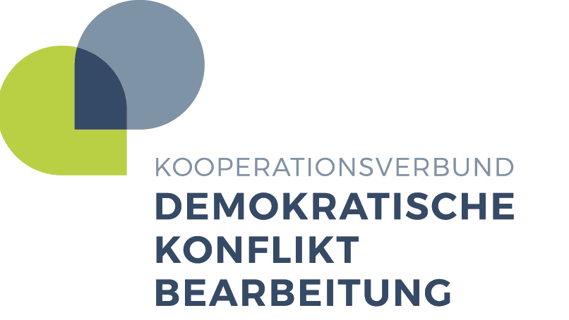 KI generiert: Das Bild zeigt das Logo des "Kooperationsverbund Demokratische Konfliktbearbeitung". Der Hauptinhalt des Bildes ist der Name der Organisation, begleitet von einem abstrakten Design aus drei sich überlappenden Kreisen in verschiedenen Blautönen und Grün.