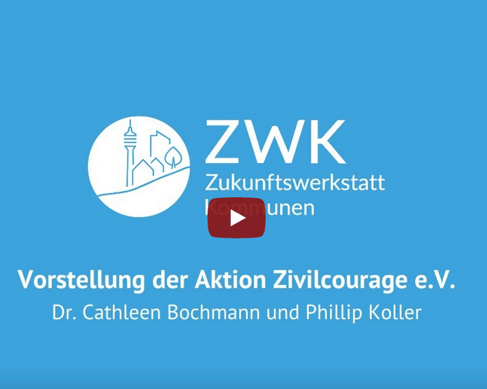 KI generiert: Das Bild zeigt einen Screenshot eines Videos mit dem Titel "Vorstellung der Aktion Zivilcourage e.V." von Dr. Cathleen Bochmann und Phillip Koller. Der Hauptinhalt des Bildes ist die Anzeige des Videotitels und der Namen der Vortragenden auf einem blauen Hintergrund mit einer Videosteuerungsleiste am unteren Rand.