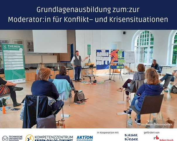 KI generiert: Das Bild zeigt eine Gruppe von Personen in einem hellen Raum, die an einer Präsentation oder einem Workshop teilnehmen. Ein Mann steht vorne und präsentiert Inhalte, während die Zuhörer auf Stühlen sitzen und zuhören.