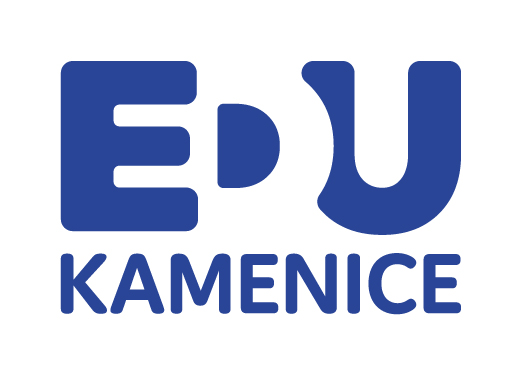 KI generiert: Das Bild zeigt das Logo von "EDU KAMENICE" in blauer Schrift. Es kombiniert stilisierte Buchstaben mit einem klaren, modernen Design.