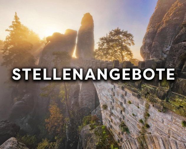 KI generiert: Das Bild zeigt eine Gruppe von Menschen, die im Freien an einem runden Tisch sitzen und sich in einer Diskussion oder einem Meeting befinden. Der Hauptinhalt des Bildes ist eine interaktive Besprechung oder ein Workshop in einer informellen Umgebung.