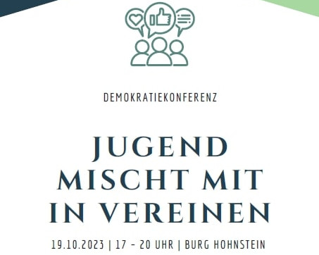 KI generiert: Das Bild ist ein Collage aus mehreren Fotos, die verschiedene Aktivitäten und Szenen zeigen, darunter eine Gruppe von Menschen, die eine Aussicht genießen, eine Person beim Klettern, Blumen im Vordergrund und eine Gruppe von Menschen in einem Innenraum. Der Hauptinhalt des Bildes ist die Werbung für die "Partnerschaft für Demokratie" in Sebnitz, Bad Schandau und Hohnstein.