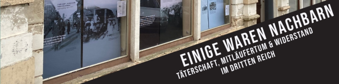 KI generiert: Das Bild zeigt eine Ausstellung in einem Museum oder einer Galerie mit dem Titel "Einige Waren Nachbarn: Täterschaft, Mittätertum & Widerstand im Dritten Reich". Der Hauptinhalt der Ausstellung scheint sich mit den Rollen und Handlungen von Personen während der Zeit des Nationalsozialismus zu befassen.