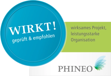 KI generiert: Das Bild zeigt ein Logo mit dem Text "WIRKT! geprüft & empfohlen" in einem blauen Kreis und der Beschreibung "wirksames Projekt, leistungsstarke Organisation" auf grünem Hintergrund. Darunter steht der Name "PHINEO" mit einem stilisierten Vogel als Logo.