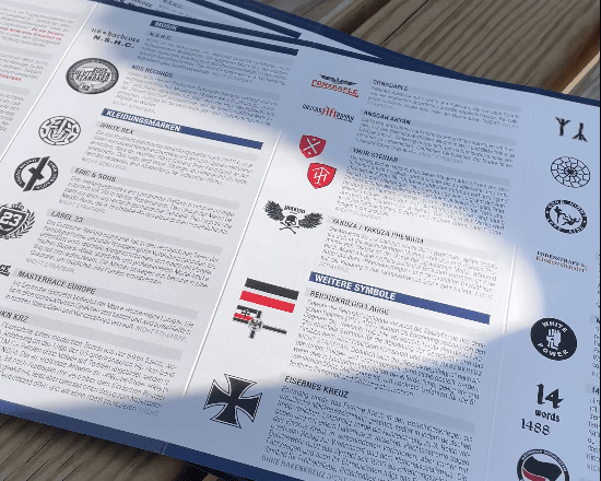 KI generiert: Das Bild zeigt zwei offene Broschüren mit dem Titel "verboten" und Informationen zu einem Thema, das nicht vollständig sichtbar ist. Die Broschüren enthalten Text und Grafiken, darunter ein QR-Code und ein Logo der Organisation "Aktion".
