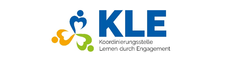 KI generiert: Das Bild zeigt das Logo der "Koordinierungsstelle Lernen durch Engagement" (KLE), das aus einem farbenfrohen, abstrakten Symbol und dem Text "KLE Koordinierungsstelle Lernen durch Engagement" besteht. Der Hauptinhalt des Bildes ist das Logo der Organisation.