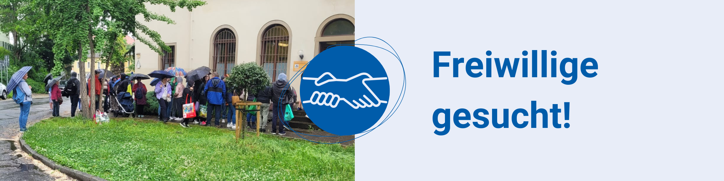 KI generiert: Das Bild zeigt eine Gruppe von Menschen, die sich draußen in einer Schlange anstehen, einige mit Regenschirmen, vor einem Gebäude. Der Hauptinhalt des Bildes ist die Suche nach freiwilligen Helfern, wie der Text "Freiwillige gesucht!" und das Symbol der Handschläge verdeutlichen.