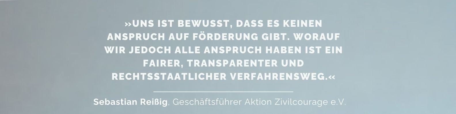 KI generiert: Das Bild zeigt ein Zitat von Sebastian Reißig, Geschäftsführer der Aktion Zivilcourage e.V., das sich für einen fairen, transparenten und rechtsstaatlichen Verfahrensweg einsetzt. Der Hauptinhalt des Bildes ist das Zitat, das die Bedeutung von Anspruch auf Förderung betont.