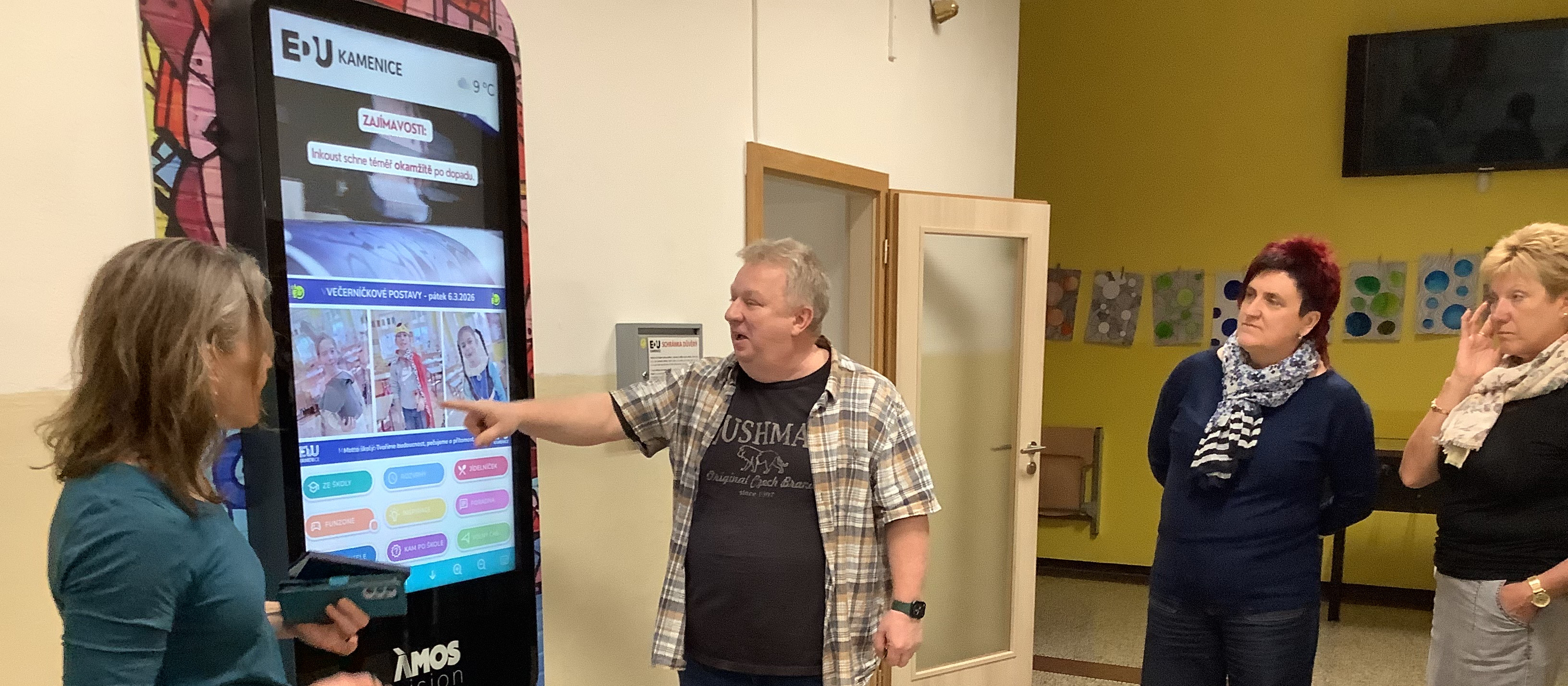 KI generiert: Das Bild zeigt eine Gruppe von Personen, die sich um einen großen Touchscreen versammelt haben, auf dem eine digitale Anwendung läuft. Der Hauptinhalt des Bildes ist die Interaktion der Menschen mit der Technologie, möglicherweise im Rahmen einer Präsentation oder eines Workshops.