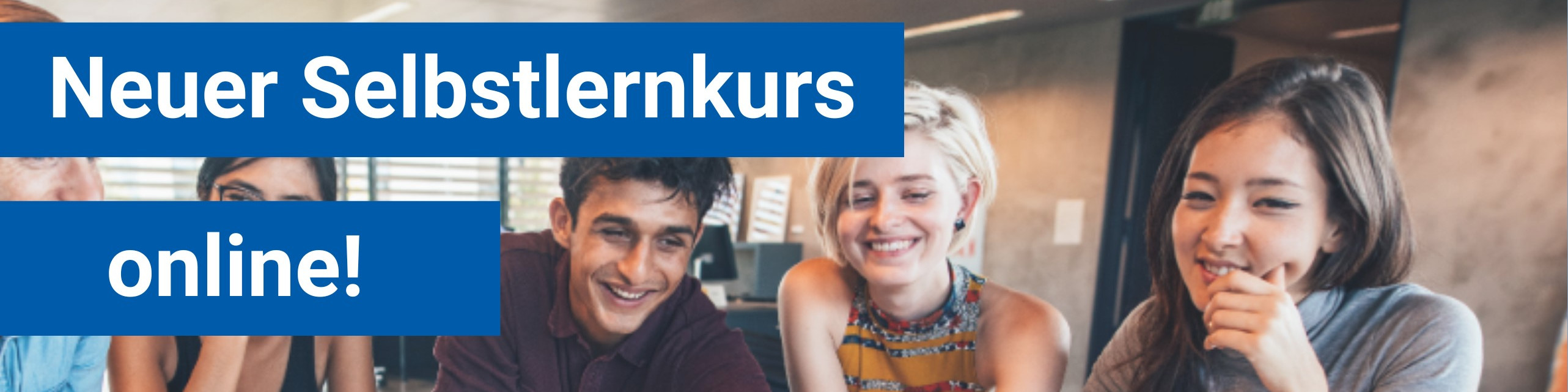 KI generiert: Das Bild zeigt eine Gruppe junger Menschen, die gemeinsam an einem Tisch sitzen und in eine Kamera lächeln. Im Vordergrund steht ein blauer Banner mit der Aufschrift "Neuer Selbstlernkurs online!".